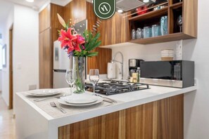 Kühlschrank, Mikrowelle, Ofen, Herdplatte