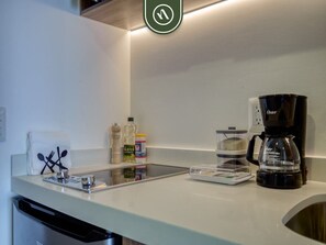 Microondas, parrilla de estufa, cafetera y tetera y tostadora 