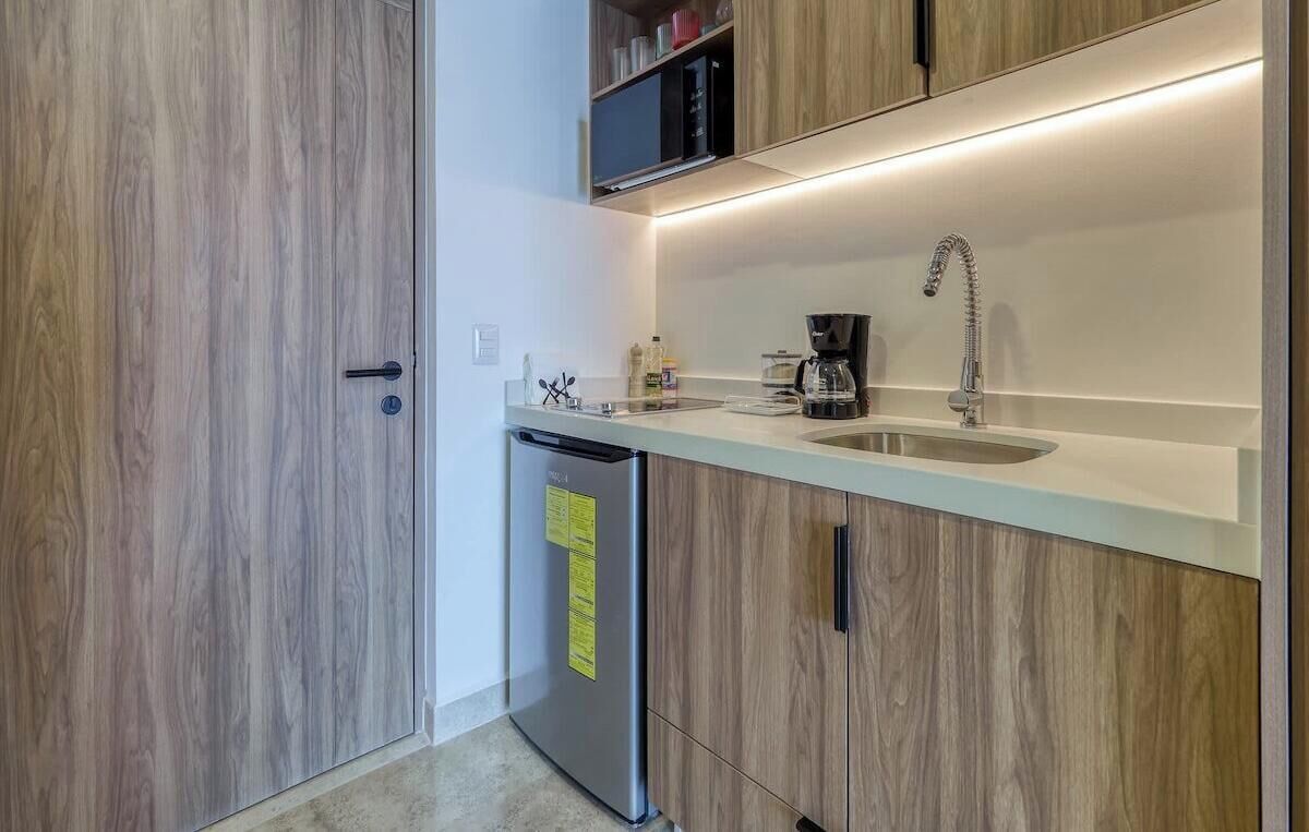 Mikrowelle, Herdplatte, Wasserkocher mit Kaffee-/Teezubehör, Toaster