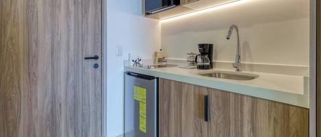 Mikrowelle, Herdplatte, Wasserkocher mit Kaffee-/Teezubehör, Toaster