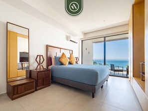 1 habitación, escritorio, tabla de planchar con plancha y cuna de viaje 