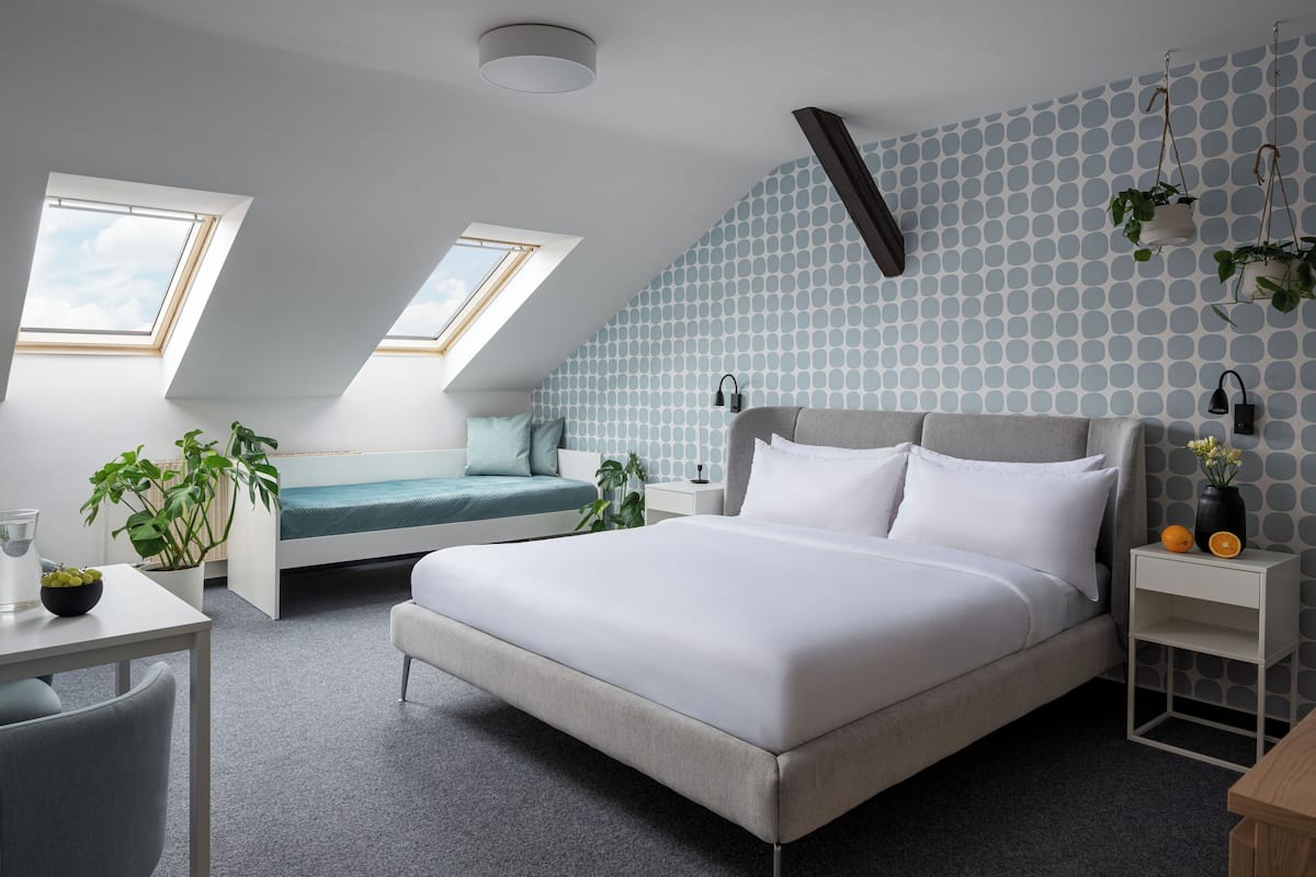 Deluxe Triple Room | Minibar, cribs (free), WiFi (free), bed sheets