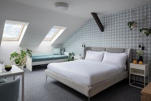 Deluxe Triple Room | Minibar, cribs (free), WiFi (free), bed sheets