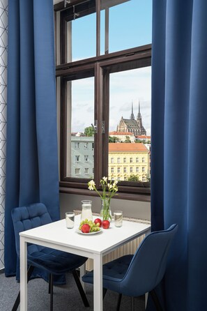 Chambre Confort double | Minibar, lit de bébé (gratuit), accès au Wi-Fi (inclus), literie fournie