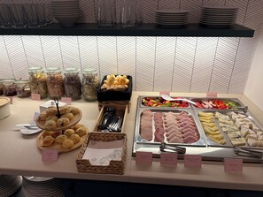 Ilmainen päivittäinen buffetaamiainen