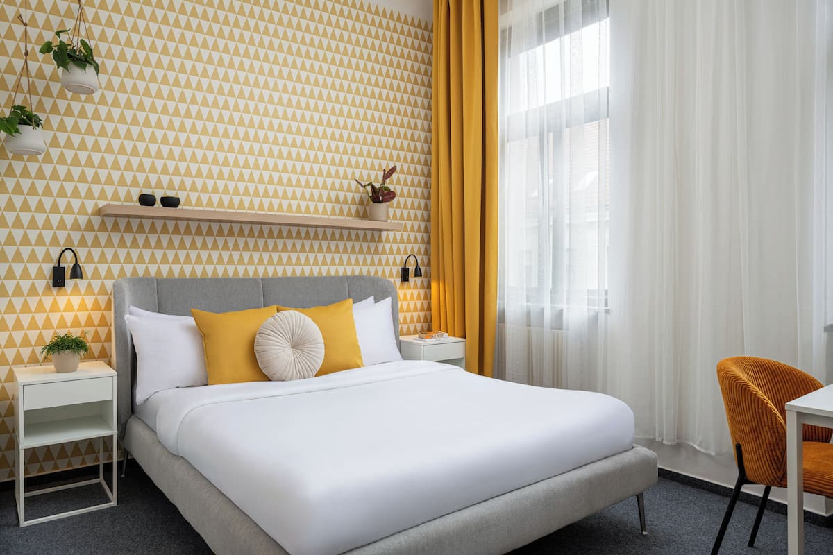Deluxe Double Room | Minibar, cribs (free), WiFi (free), bed sheets