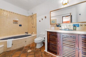 Dusj, hårføner og håndklær