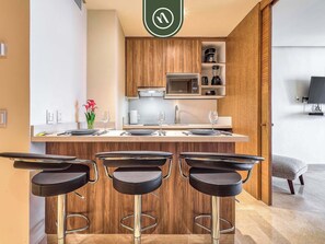 Micro-ondes, plaque de cuisson, cafetière/bouilloire, grille-pain