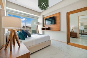 2 bedrooms, desk, WiFi, bed sheets