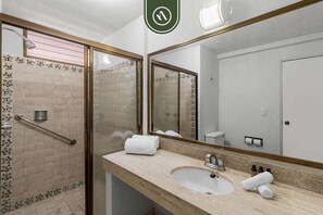 Dusche, Haartrockner, Handtücher
