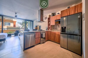 Micro-ondes, plaque de cuisson, cafetière/bouilloire, grille-pain