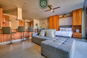 1 makuuhuone, työpöytä, silitysrauta/-lauta, vauvan matkasänky