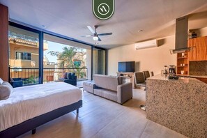 1 chambre, bureau, fer et planche à repasser, lit parapluie