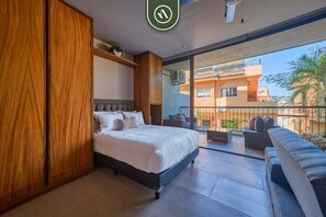 1 makuuhuone, työpöytä, silitysrauta/-lauta, vauvan matkasänky