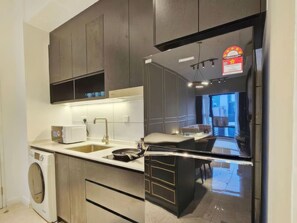 Appartement Supérieur, 2 chambres, cuisine, vue ville | Cuisine privée | Réfrigérateur, micro-ondes, plaque de cuisson