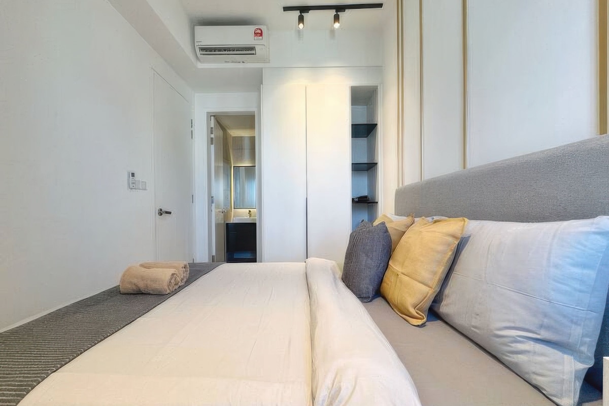 Quarto de hotel com cama, guarda-roupa, banheiro e ar condicionado.