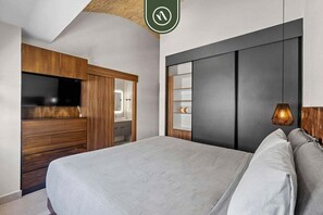 2 bedrooms, iron/ironing board, travel cot, WiFi