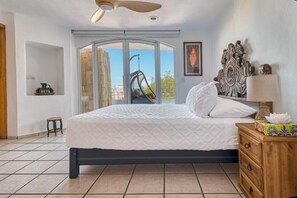 2 habitaciones, escritorio y tabla de planchar con plancha 