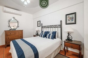 1 habitación, escritorio, tabla de planchar con plancha y cuna de viaje