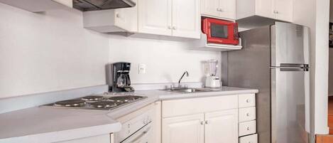 Refrigerador, microondas, horno y parrilla de estufa