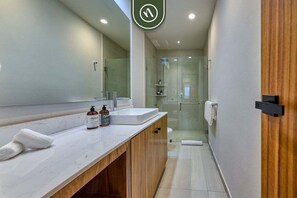 Een douche, handdoeken