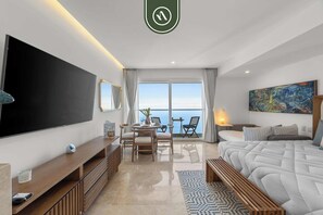 1 slaapkamer, een bureau, een strijkplank/strijkijzer, reisbedje