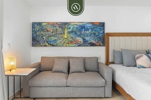 1 slaapkamer, een bureau, een strijkplank/strijkijzer, reisbedje