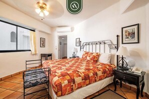 2 habitaciones, escritorio y tabla de planchar con plancha 