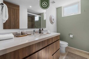 Een douche, een haardroger, handdoeken