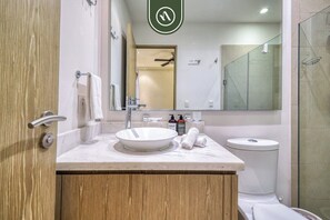 Douche, sèche-cheveux, serviettes fournies