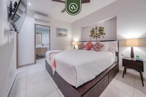 1 chambre, bureau, fer et planche à repasser, lit parapluie