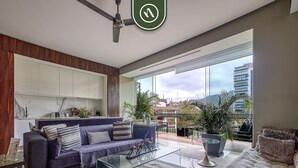 Una sala moderna con un sofá, una mesa de centro y vistas a la ciudad.