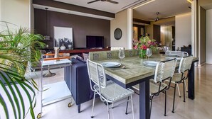 Un comedor moderno con una mesa grande, sillas y un ventilador de techo.