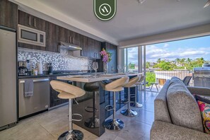 Een koelkast, een microgolfoven, een oven, een kookplaat