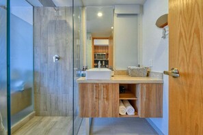 Shower, towels - Cozy Studio -Private Balcony - Pool - Gym (Bucerías)