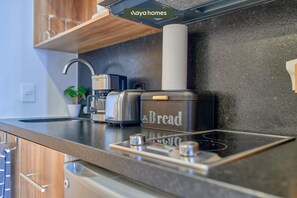 電子レンジ、コンロ、コーヒー / ティーメーカー、調理器具と食器