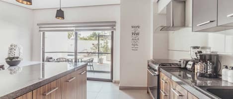 Kylskåp, mikrovågsugn, ugn och spishäll