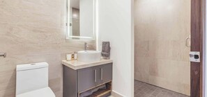 Shower, hair dryer, towels - Cozy 2BR House 2 min to the Beach - Pool - Terrace (Bucerías)