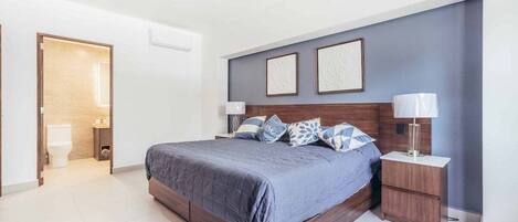 2 sovrum, skrivbord, strykjärn/strykbräda och resesäng