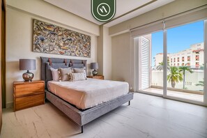 2 habitaciones, escritorio y tabla de planchar con plancha