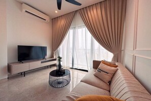 Superior-Apartment, 2 Schlafzimmer, Balkon, Stadtblick | Wohnbereich