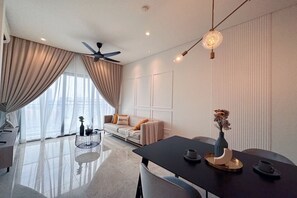 Superior-Apartment, 2 Schlafzimmer, Balkon, Stadtblick | Wohnbereich