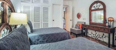 2 Schlafzimmer, Schreibtisch, Bügeleisen/Bügelbrett, Reisekinderbett