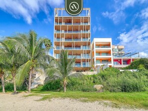 Exterior - Luxury 4BR Oceanfront Condo - Private Beach - Pool (Cruz de Huanacaxtle)