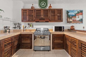 Kjøleskap, mikrobølgeovn, ovn og kokeplater