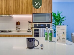 Refrigerador, microondas, horno y parrilla de estufa