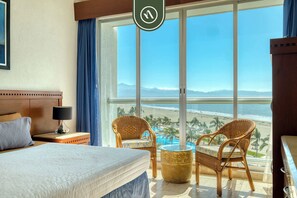 2 habitaciones, escritorio y tabla de planchar con plancha