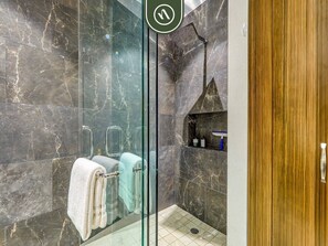 Een douche, een haardroger, handdoeken