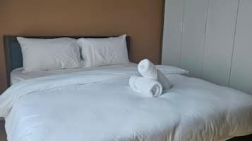Superior-Apartment, 2 Schlafzimmer, Balkon, Stadtblick | Schreibtisch, laptopgeeigneter Arbeitsplatz, Bügeleisen/Bügelbrett