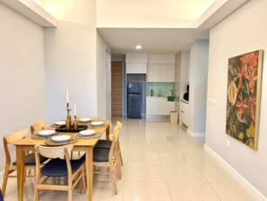 Departamento superior, 3 habitaciones, balcón, vista a la ciudad | Cocina privada | Refrigerador 